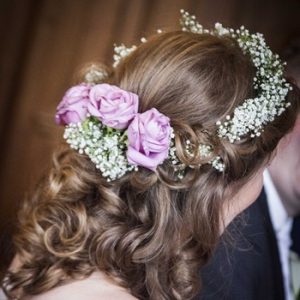Braut mit Blumen im Haar