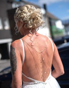 Braut mit Braut Frisur Rücken