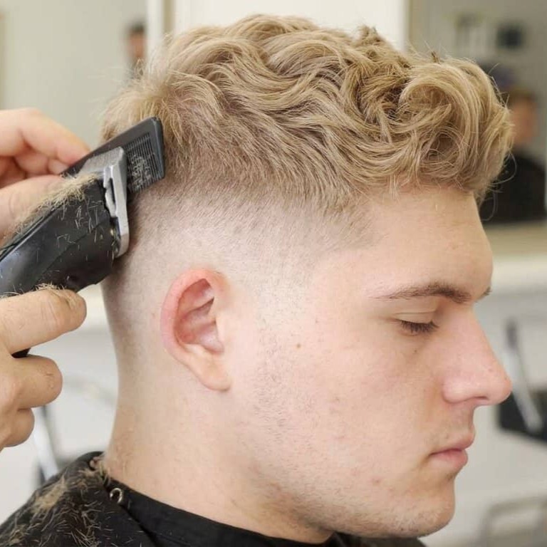 Clipper-Over-Comb: Präzise Übergänge für den perfekten Herren-Look in Burscheid