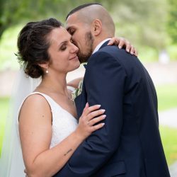 Braut mit Bräutigam mit Braut Frisur küssen sich