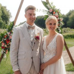 Braut mit Bräutigam mit Braut Frisur sind glücklich