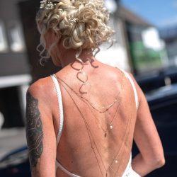 Braut mit Braut Frisur Rücken