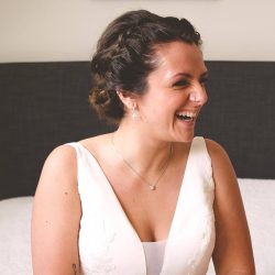 Braut mit Braut Frisur lacht in Kamera