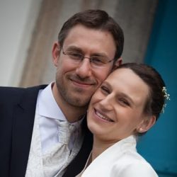 Braut und Bräutigam lächeln glücklich in Kamera